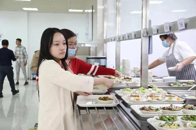 員工下班吃啥？哪里吃？一起看一下工業(yè)園區食堂