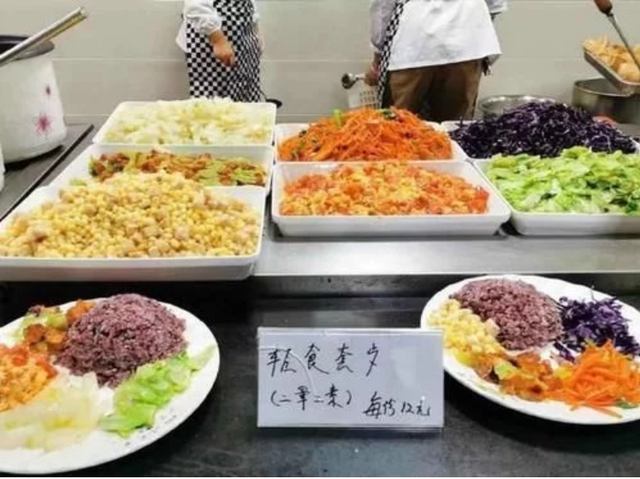 飯菜太好吃，學(xué)生不想畢業(yè)，這所大學(xué)用食堂征服學(xué)生