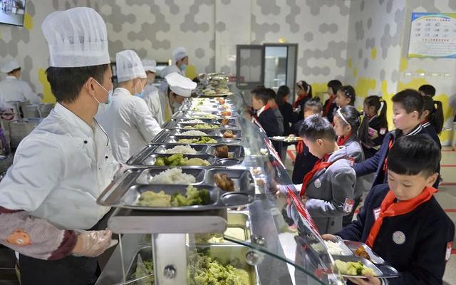 加快推進(jìn)學(xué)校食堂“明廚亮灶”全覆蓋，維護舌